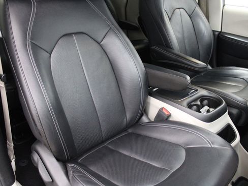 Used 2022 Chrysler Pacifica Touring-L FWD image 30