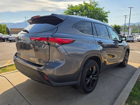 Used 2022 Toyota Highlander XLE AWD/4WD image 5