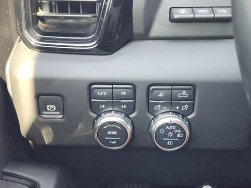 Used 2024 GMC Sierra 2500 AT4 w/ AT4 Premium Plus Package AWD/4WD image 23