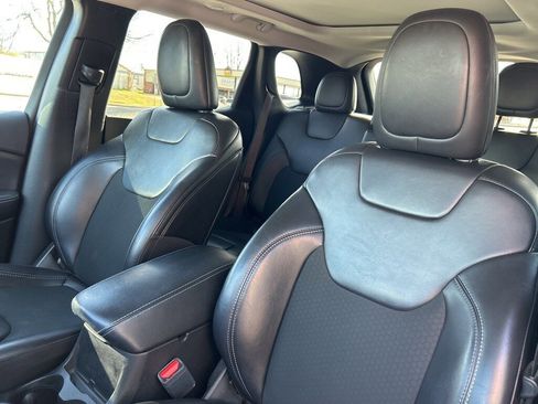 Used 2019 Jeep Cherokee Latitude Plus w/ Comfort/Convenience Group image 21