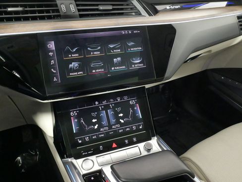 Used 2019 Audi e-tron Prestige w/ Prestige Package image 49