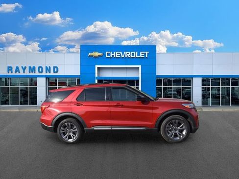 Used 2024 Ford Explorer XLT w/ Equipment Group 202A AWD/4WD image 2
