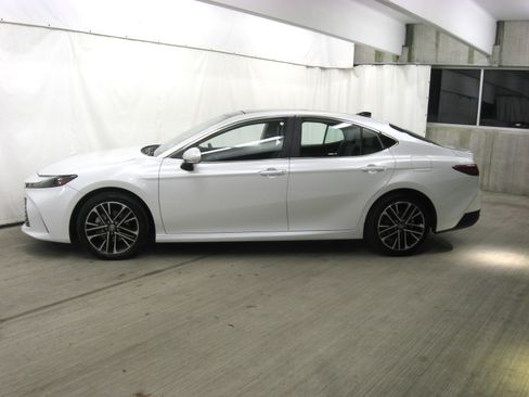 Used 2025 Toyota Camry XLE image 25