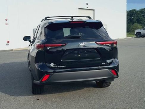 Used 2024 Toyota Highlander XLE AWD/4WD image 7