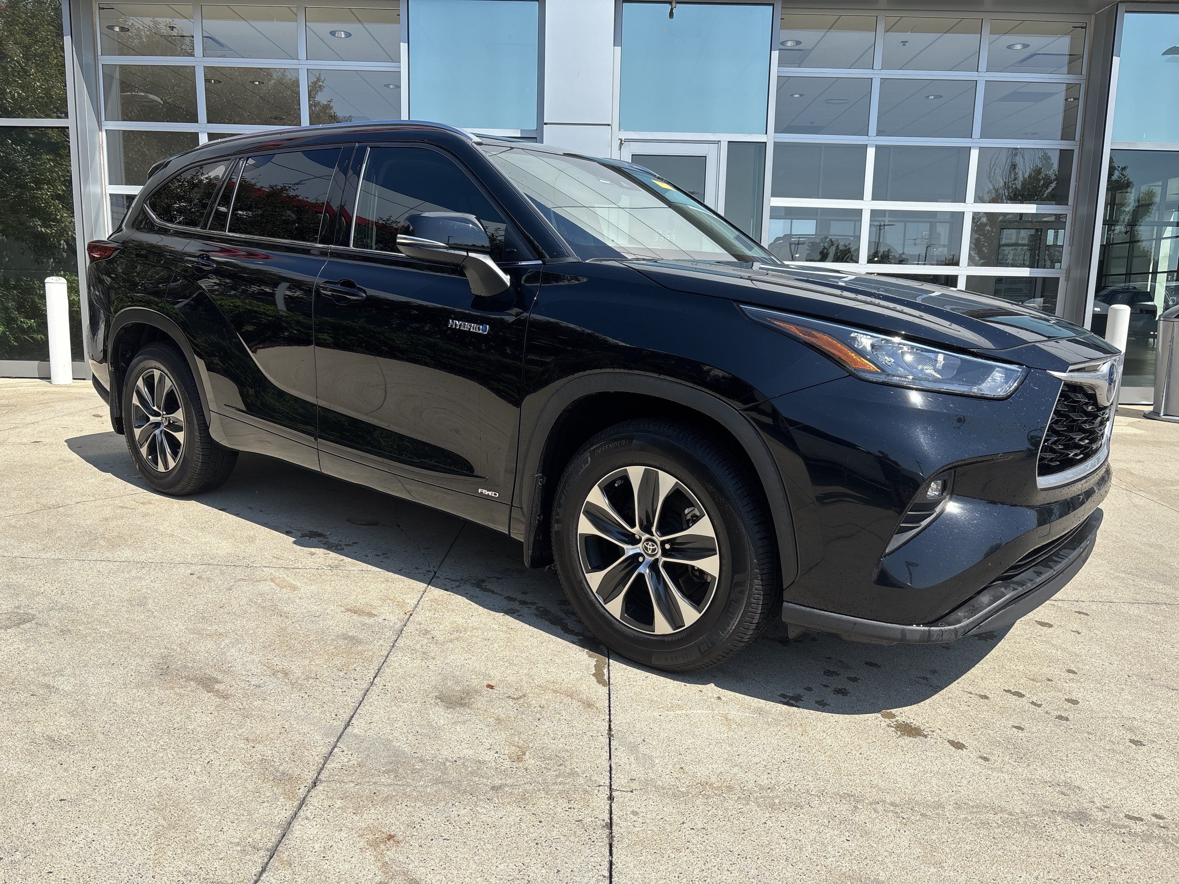 Used 2020 Toyota Highlander XLE AWD/4WD image 2