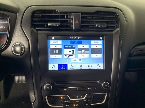 Used 2018 Ford Fusion SE w/ Equipment Group 201A image 23