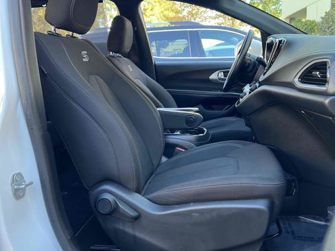 Used 2021 Chrysler Pacifica Touring w/ S Appearance Package image 45