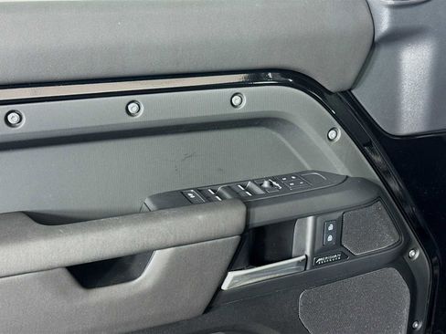 Used 2025 Land Rover Defender 130 X-Dynamic SE image 20