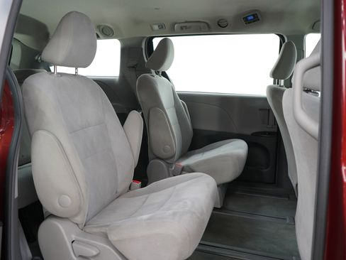 Used 2016 Toyota Sienna L FWD image 12
