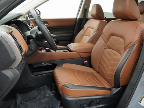 Used 2024 Nissan Pathfinder Platinum w/ Cargo Package image 19