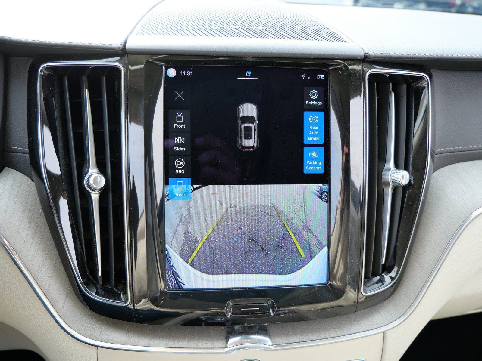 Certified 2023 Volvo XC60 T8 Ultimate w/ Climate Package AWD/4WD image 19