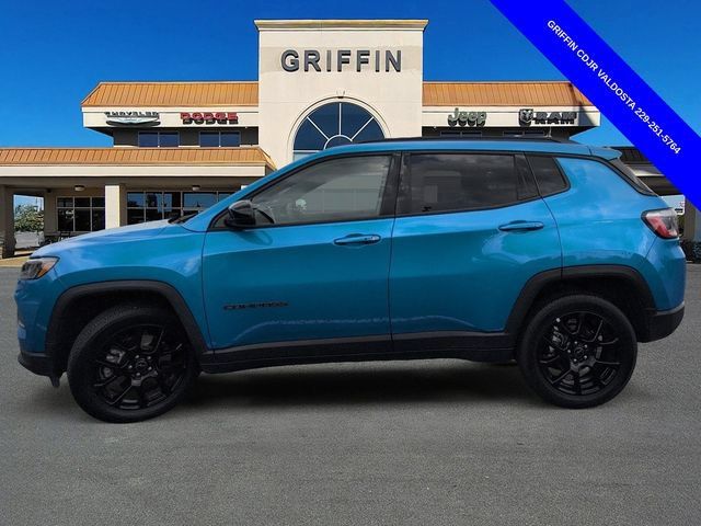 Used 2025 Jeep Compass Latitude w/ Sun & Sound Group AWD/4WD image 10