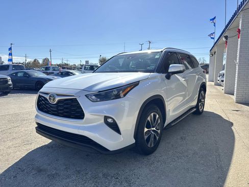Used 2022 Toyota Highlander XLE image 3