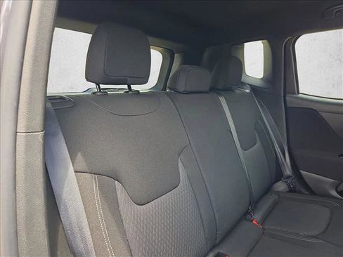 Used 2021 Jeep Renegade Latitude FWD image 18