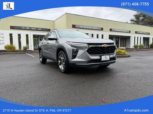 Used 2025 Chevrolet Trax LT w/ LT Convenience Package FWD image 2