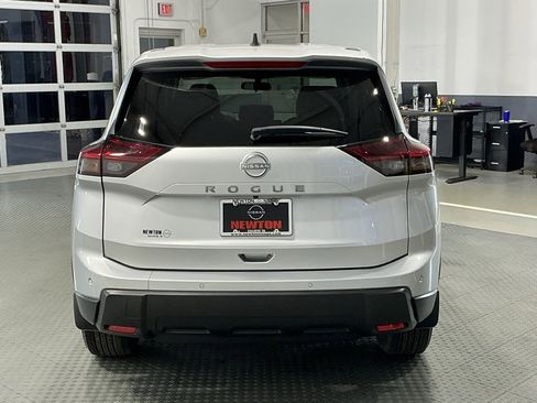 Used 2025 Nissan Rogue S image 32