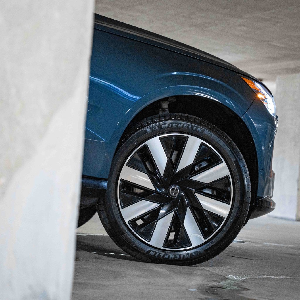 Certified 2025 Volvo EX90 Plus AWD/4WD image 9