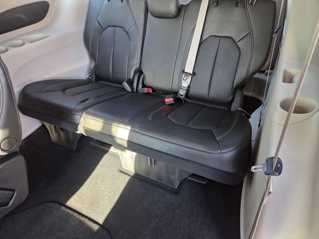 Used 2024 Chrysler Pacifica Touring-L FWD image 15