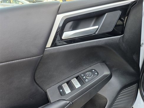 Used 2024 Mitsubishi Outlander SE image 12