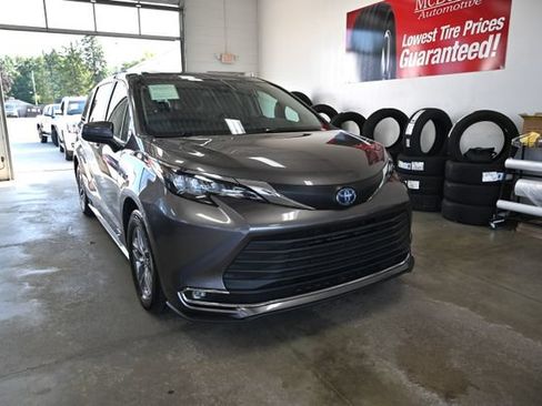 Used 2021 Toyota Sienna XLE w/ XLE Plus Package FWD image 3