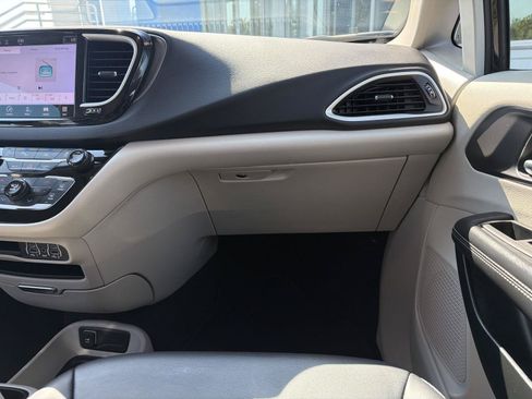 Used 2024 Chrysler Pacifica Touring-L FWD image 31