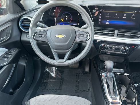 Used 2025 Chevrolet Trax LT image 32