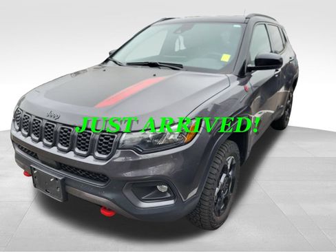 Used 2024 Jeep Compass Trailhawk w/ Trailhawk Convenience Group AWD/4WD image 3