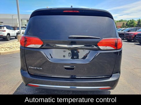 Used 2017 Chrysler Pacifica Touring-L FWD image 4