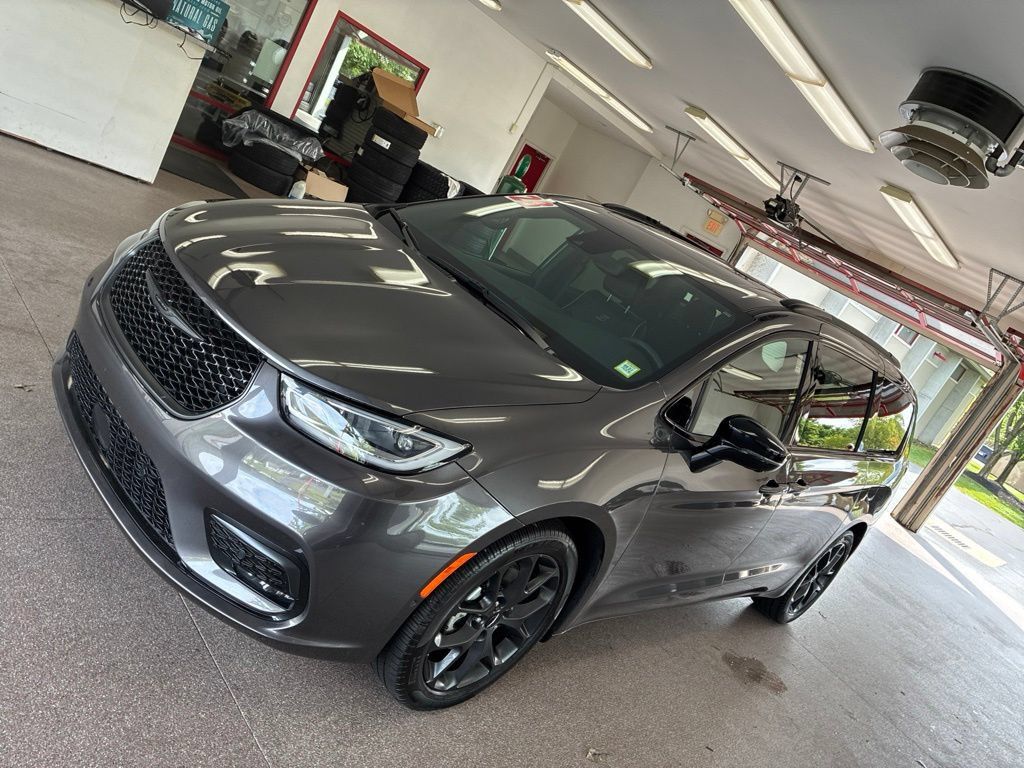 Used 2023 Chrysler Pacifica Limited w/ S Appearance Package FWD image 5