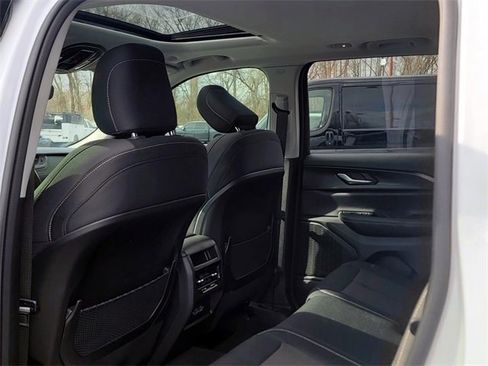 Used 2023 Jeep Grand Cherokee Laredo X image 15