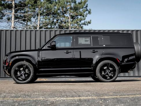 Used 2025 Land Rover Defender 130 X-Dynamic SE image 4