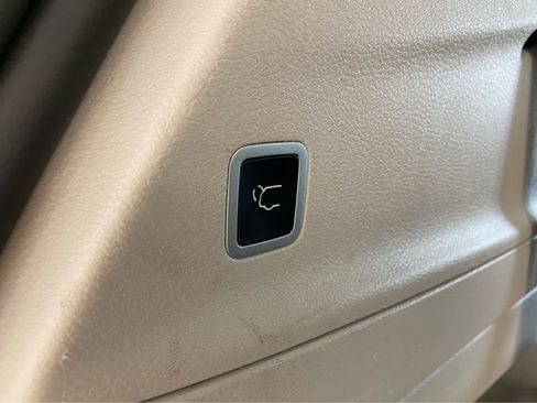 Used 2024 Chrysler Pacifica Touring-L image 8