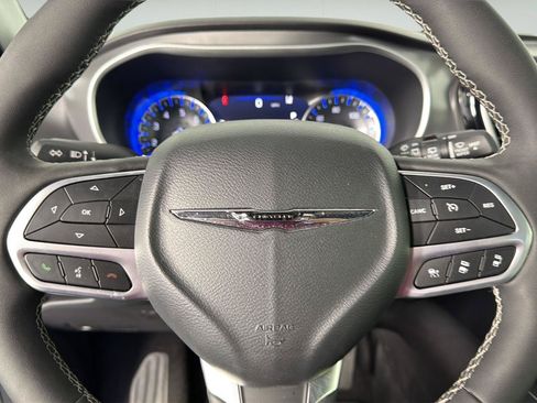 Used 2025 Chrysler Pacifica Select FWD image 37
