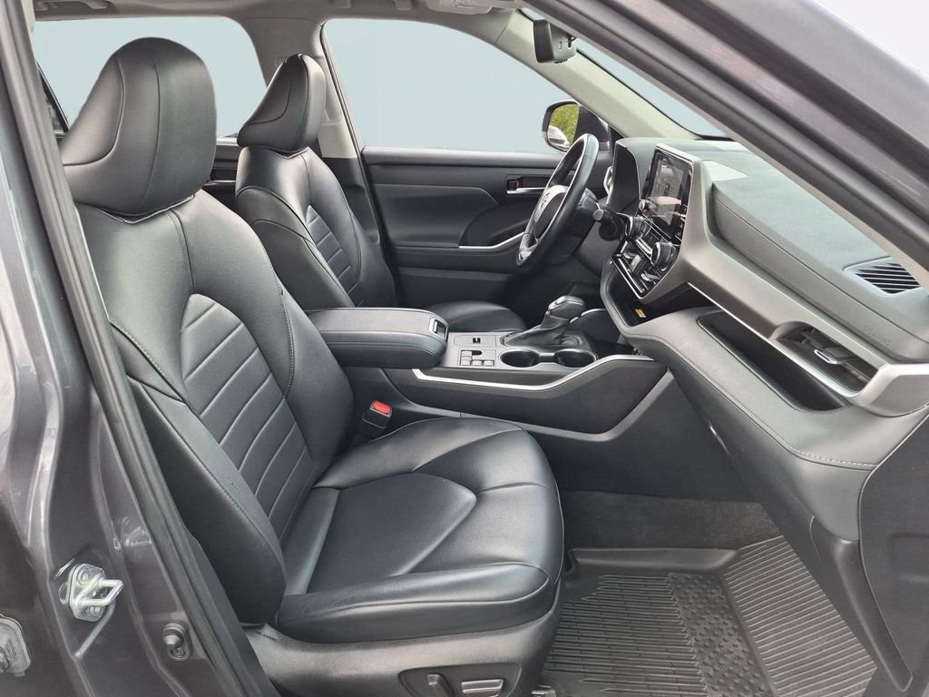 Used 2023 Toyota Highlander XLE FWD image 27