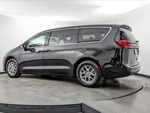 Used 2023 Chrysler Pacifica Touring-L image 6