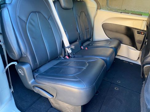 Used 2017 Chrysler Pacifica Touring-L image 39