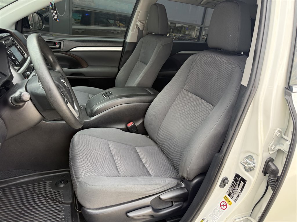 Used 2019 Toyota Highlander LE FWD image 14