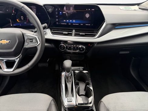 Used 2025 Chevrolet Trax LT w/ LT Convenience Package image 11