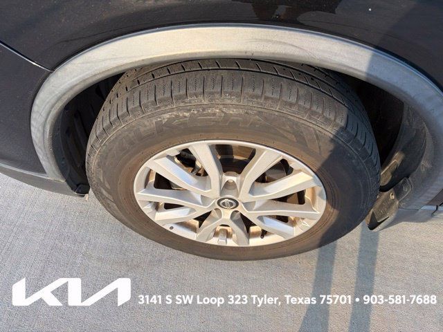 Used 2018 Nissan Rogue SV w/ Premium Package FWD image 4