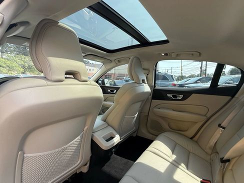 Used 2022 Volvo S60 B5 Momentum image 28