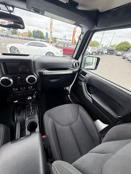 Used 2018 Jeep Wrangler Unlimited Sahara AWD/4WD image 19