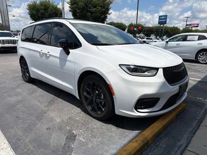 Used 2024 Chrysler Pacifica Limited w/ S Appearance Package