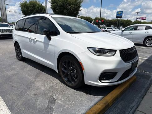Used 2024 Chrysler Pacifica Limited w/ S Appearance Package FWD image 1