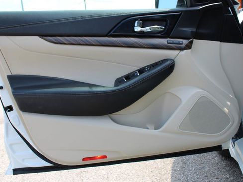 Used 2016 Nissan Maxima Platinum w/ Interior Lighting Package FWD image 14