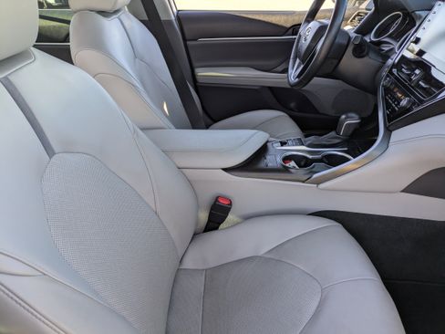 Used 2023 Toyota Camry XLE image 11