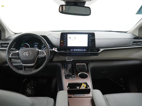 Used 2023 Toyota Sienna XLE FWD image 17