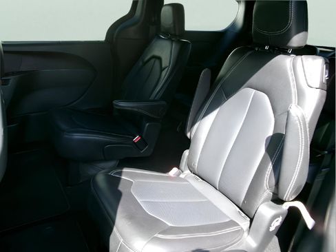 Used 2025 Chrysler Pacifica Select FWD image 10