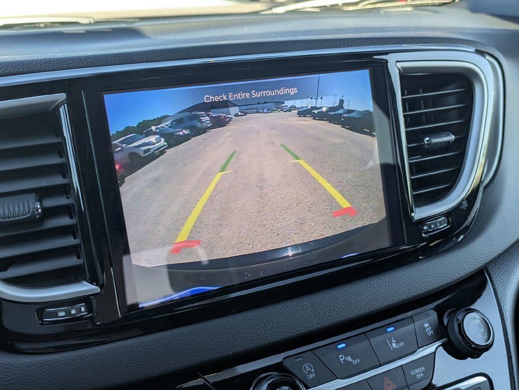 Used 2025 Chrysler Pacifica Select FWD image 21