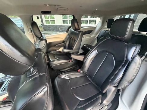 Used 2023 Chrysler Pacifica Touring-L FWD image 11