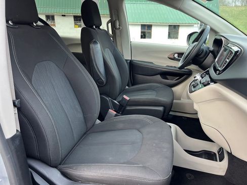 Used 2023 Chrysler Voyager LX image 29